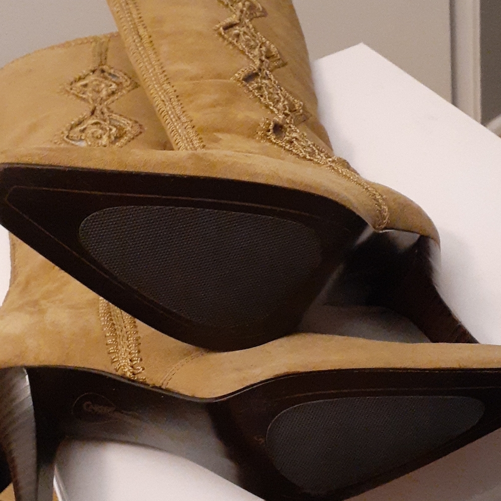 Boots - Picture 3 of 4